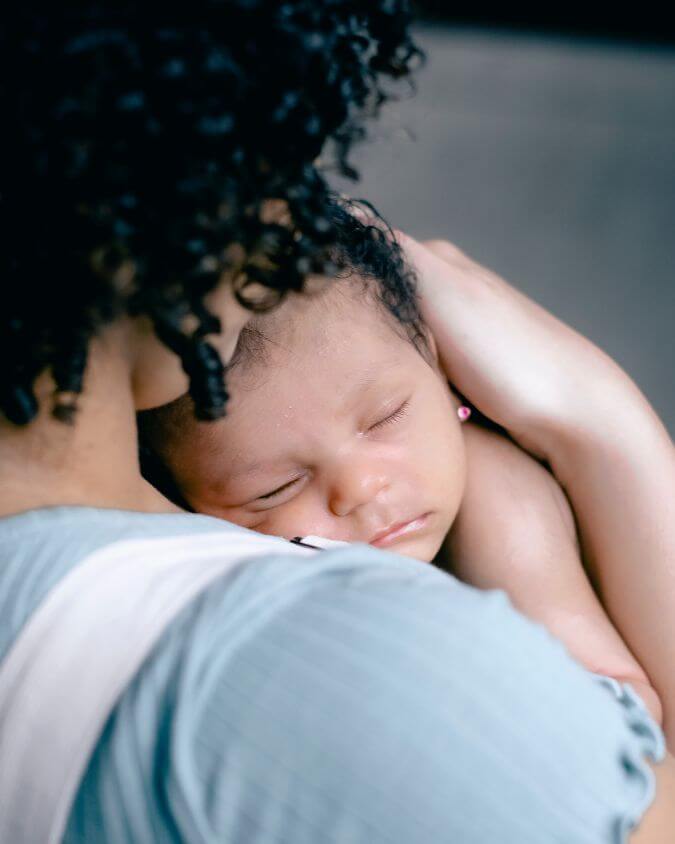 Baby rust op de borst van moeder als symbool voor veilige hechting